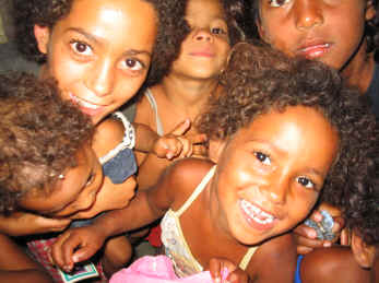 Alle gemeinsam freuen sich Foto von lachenden Kindern