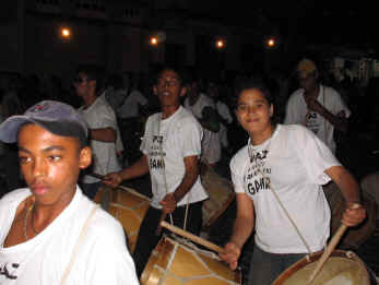 Maracatu gehört zur Kultur des Nordostens Brasiliens Foto einer Musikgruppe
